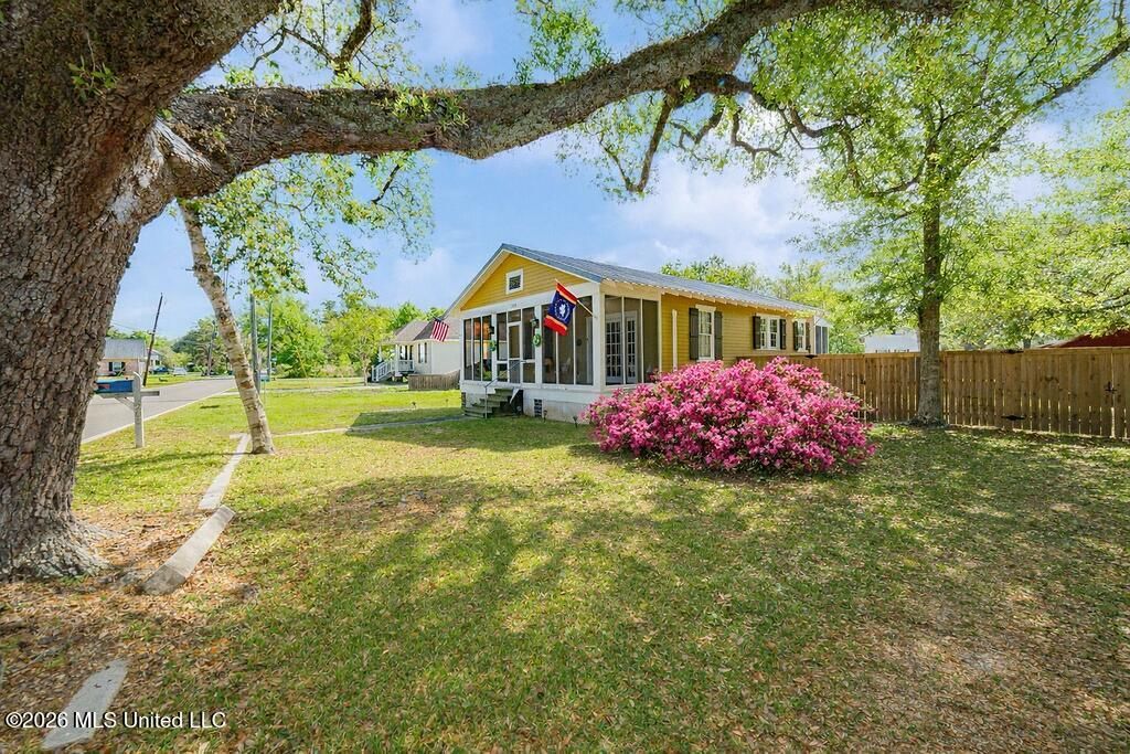 203 Jeff Davis Avenue, Waveland, MS 39576