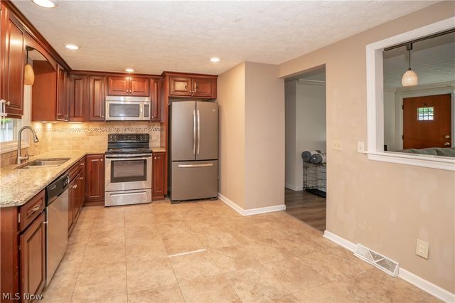 6125 Coyla Avenue NW, Canal Fulton, OH 44614
