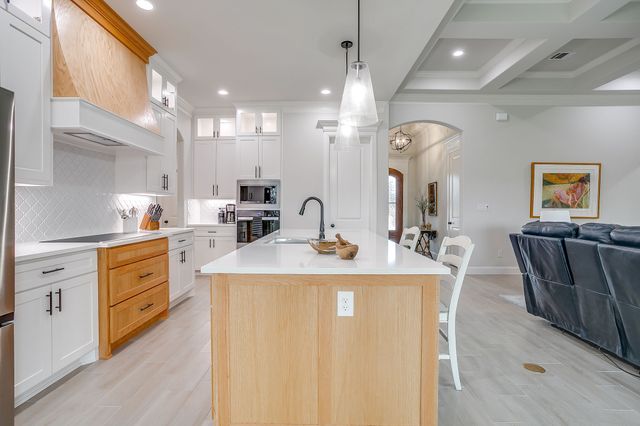 2172 Middlewood Circle, Granbury, TX 76049