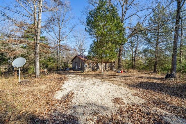 4090 Pyburn Dr, Savannah, TN 38372