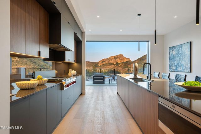 461 Lake Sherwood Drive, Westlake Village, CA 91361