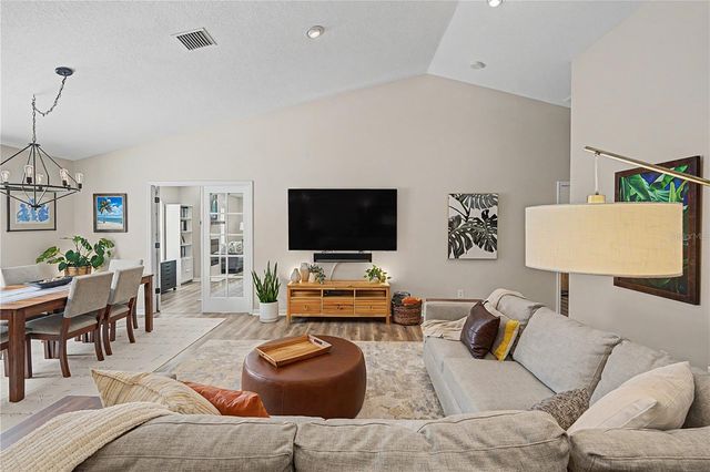 719 92ND AVENUE N, St Petersburg, FL 33702