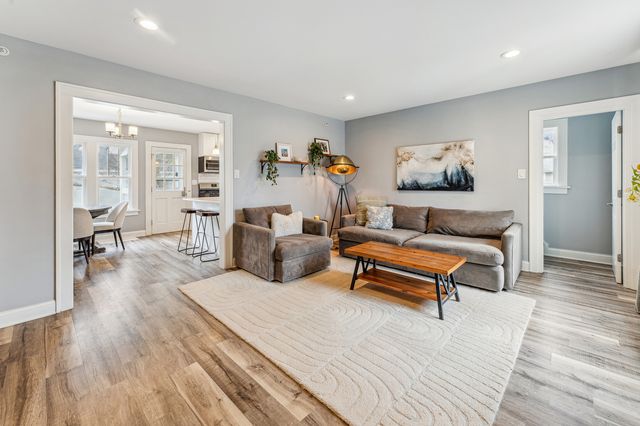 211 E Russell Street, Barrington, IL 60010