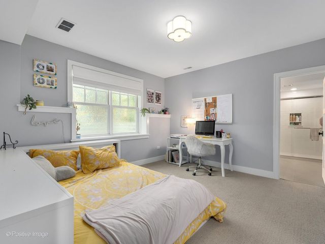 1303 N CROSS Street, Wheaton, IL 60187