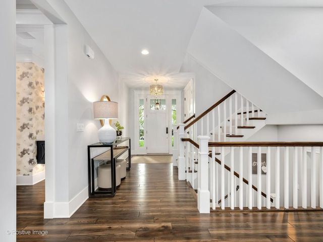 1303 N CROSS Street, Wheaton, IL 60187
