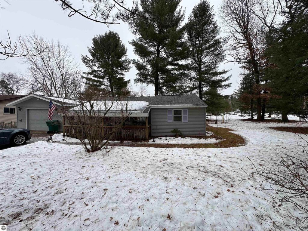 Image 1 of property listing at 5347 Oak Drive, Alger, MI 48610