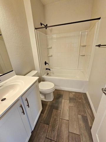 2212 W Betty Elyse Lane, Phoenix, AZ 85023