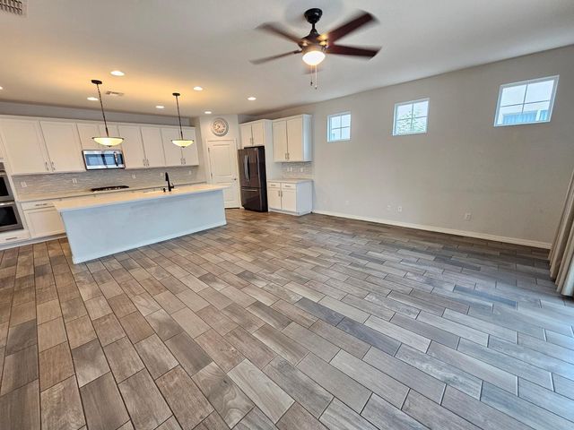 2212 W Betty Elyse Lane, Phoenix, AZ 85023