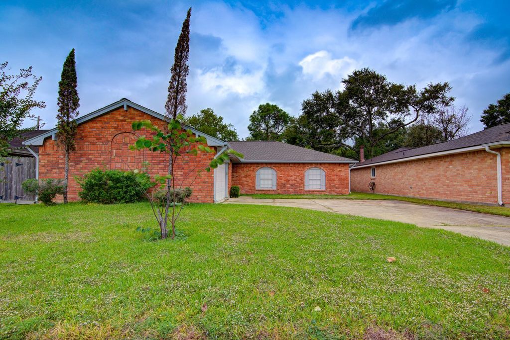 10007 Rustic Gate Road, La Porte, TX 77571