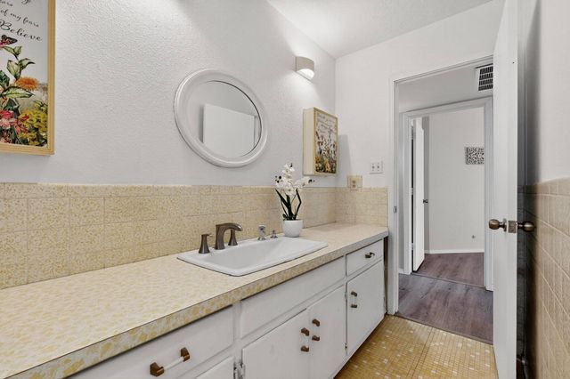 1110 Ranchero Road, Bosque Farms, NM 87068