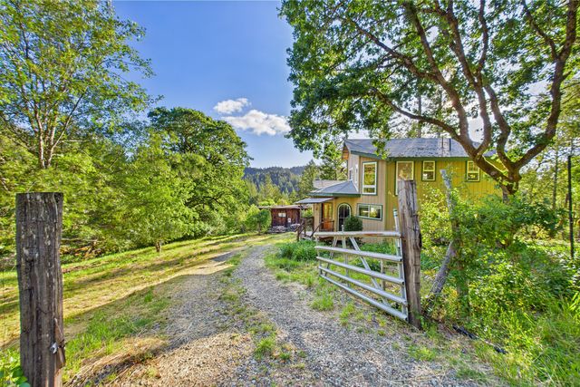105 Buck Gulch Lane, Garberville, CA 95542