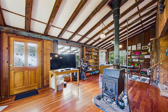 105 Buck Gulch Lane, Garberville, CA 95542