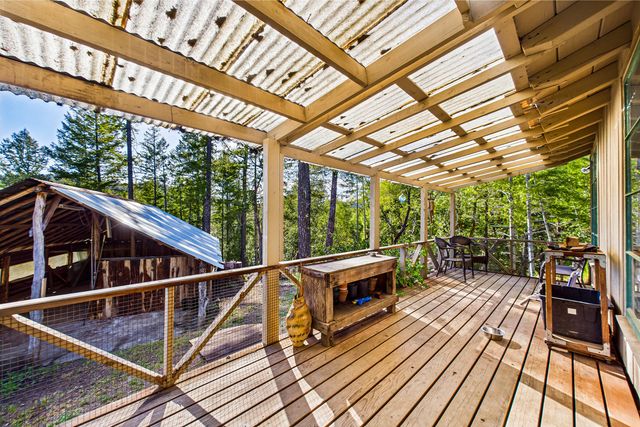 105 Buck Gulch Lane, Garberville, CA 95542