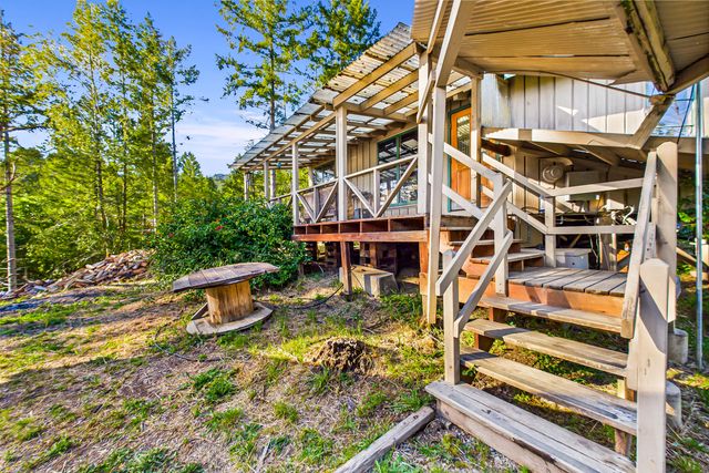 105 Buck Gulch Lane, Garberville, CA 95542