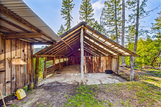 105 Buck Gulch Lane, Garberville, CA 95542