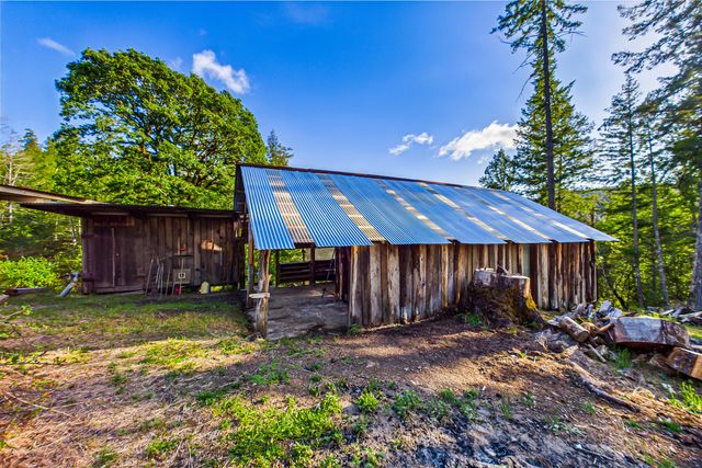 105 Buck Gulch Lane, Garberville, CA 95542