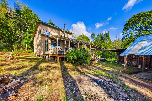 105 Buck Gulch Lane, Garberville, CA 95542