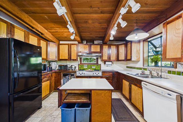 105 Buck Gulch Lane, Garberville, CA 95542