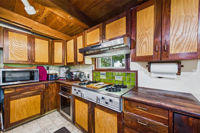 105 Buck Gulch Lane, Garberville, CA 95542