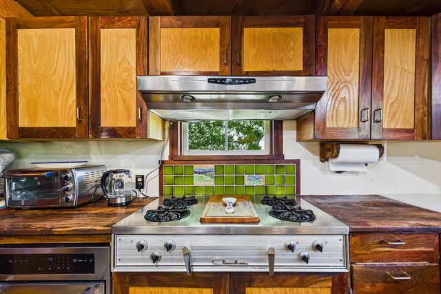 105 Buck Gulch Lane, Garberville, CA 95542