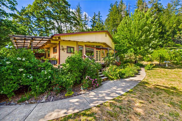 105 Buck Gulch Lane, Garberville, CA 95542