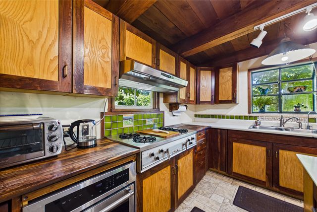 105 Buck Gulch Lane, Garberville, CA 95542