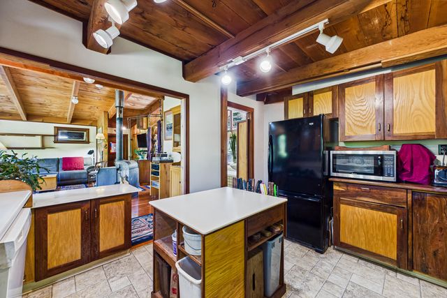 105 Buck Gulch Lane, Garberville, CA 95542