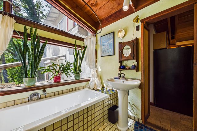 105 Buck Gulch Lane, Garberville, CA 95542