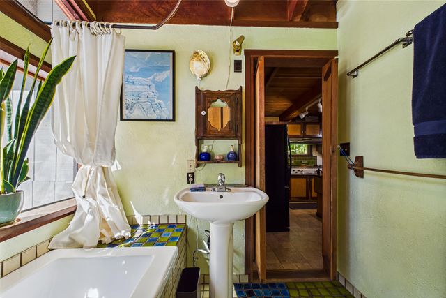 105 Buck Gulch Lane, Garberville, CA 95542