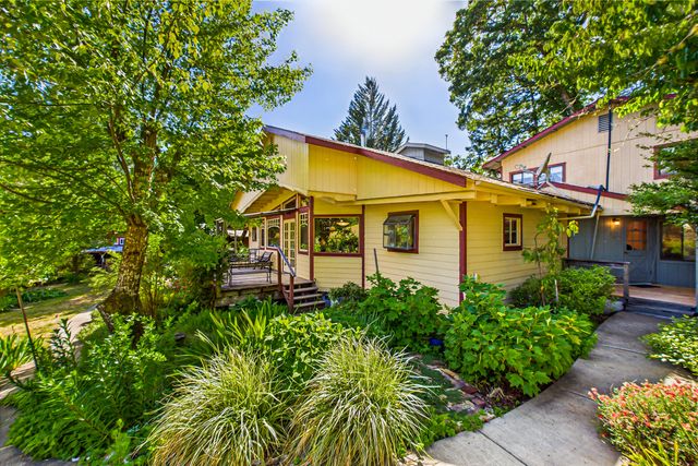 105 Buck Gulch Lane, Garberville, CA 95542