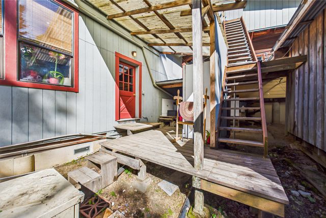 105 Buck Gulch Lane, Garberville, CA 95542