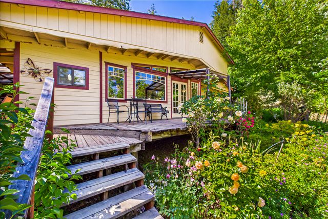 105 Buck Gulch Lane, Garberville, CA 95542