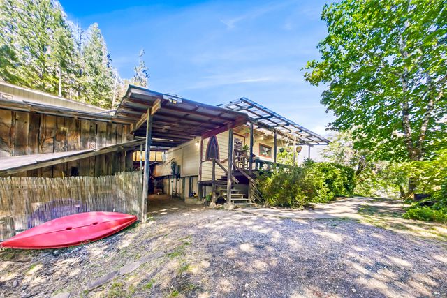 105 Buck Gulch Lane, Garberville, CA 95542