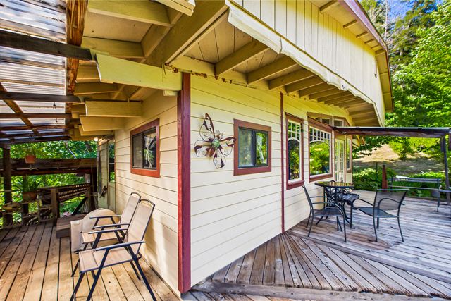 105 Buck Gulch Lane, Garberville, CA 95542