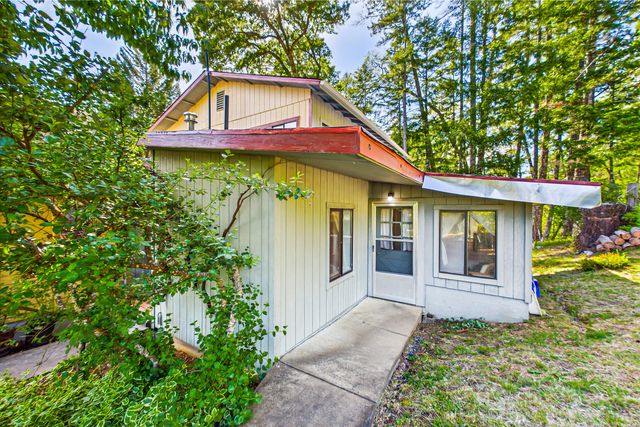 105 Buck Gulch Lane, Garberville, CA 95542