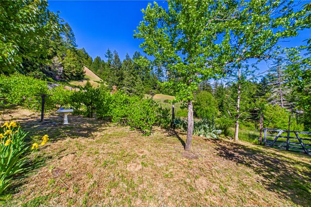 105 Buck Gulch Lane, Garberville, CA 95542