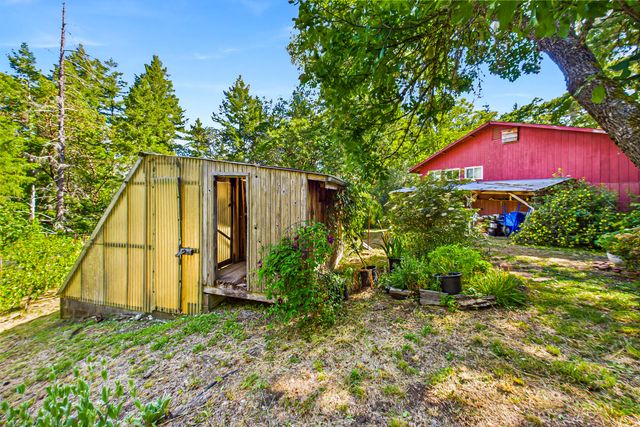 105 Buck Gulch Lane, Garberville, CA 95542