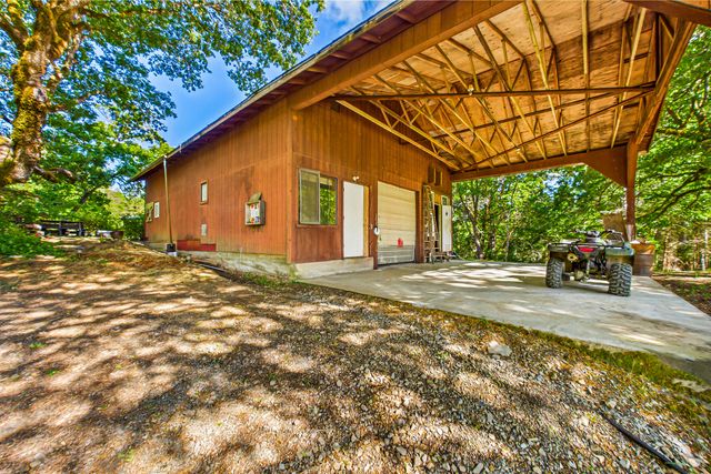 105 Buck Gulch Lane, Garberville, CA 95542