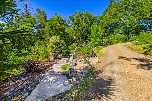 105 Buck Gulch Lane, Garberville, CA 95542