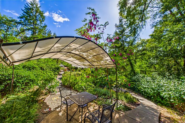 105 Buck Gulch Lane, Garberville, CA 95542