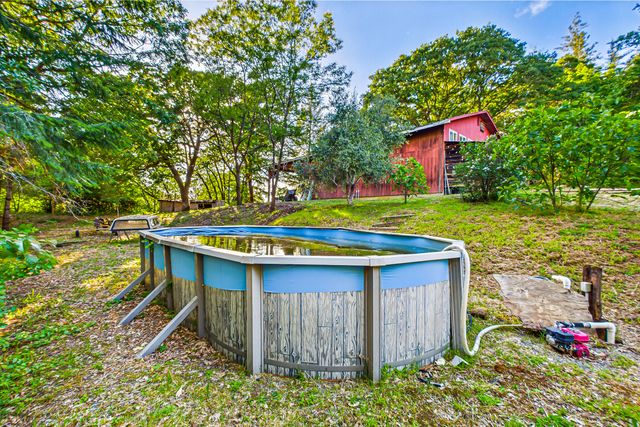 105 Buck Gulch Lane, Garberville, CA 95542