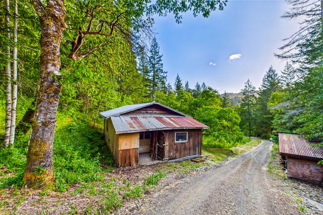 105 Buck Gulch Lane, Garberville, CA 95542