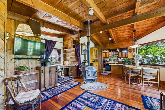 105 Buck Gulch Lane, Garberville, CA 95542