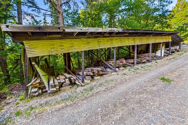 105 Buck Gulch Lane, Garberville, CA 95542