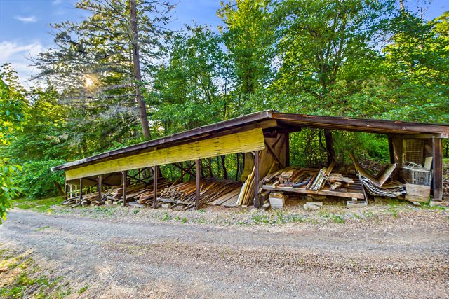 105 Buck Gulch Lane, Garberville, CA 95542