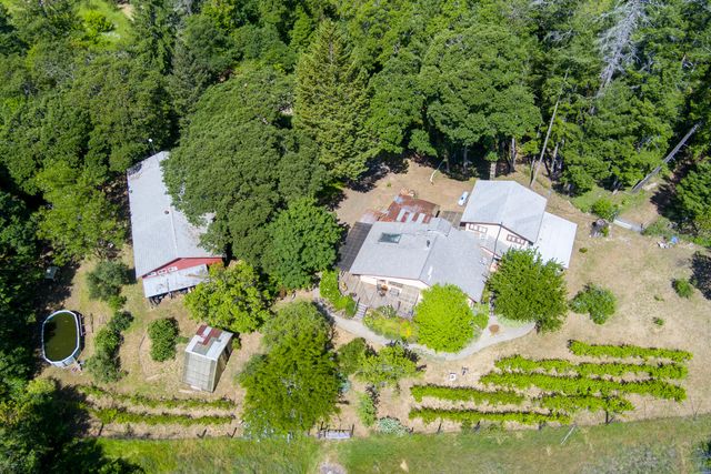 105 Buck Gulch Lane, Garberville, CA 95542