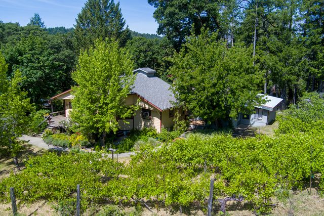 105 Buck Gulch Lane, Garberville, CA 95542