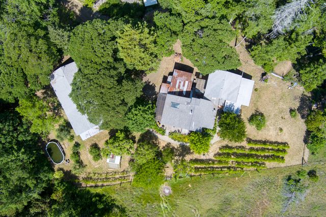 105 Buck Gulch Lane, Garberville, CA 95542