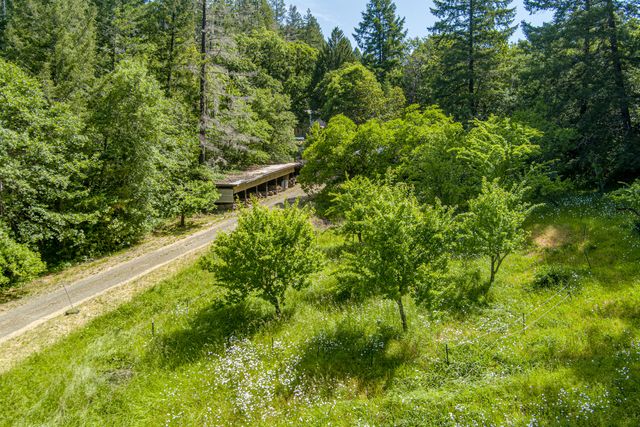 105 Buck Gulch Lane, Garberville, CA 95542
