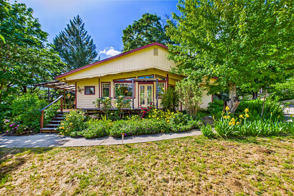 105 Buck Gulch Lane, Garberville, CA 95542